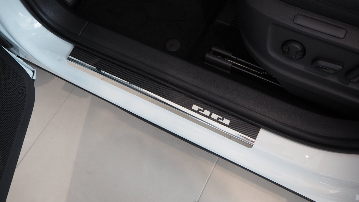 Tröskelskydd stål/kolfiber Karoq/Ateca 2017+ - Carlevel -