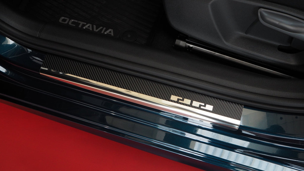 Tröskelskydd stål/kolfiber Octavia IV 5D/Kombi 2020+ - Carlevel -