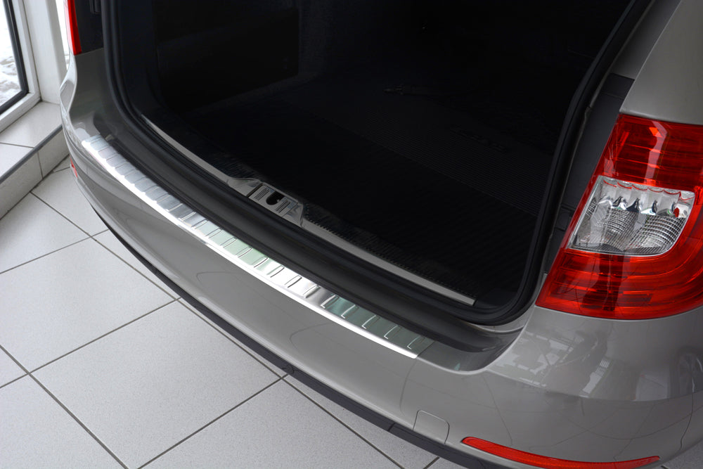 Lastskydd Skoda Superb Kombi 2013–2015 – Silver satin – detaljbild 3