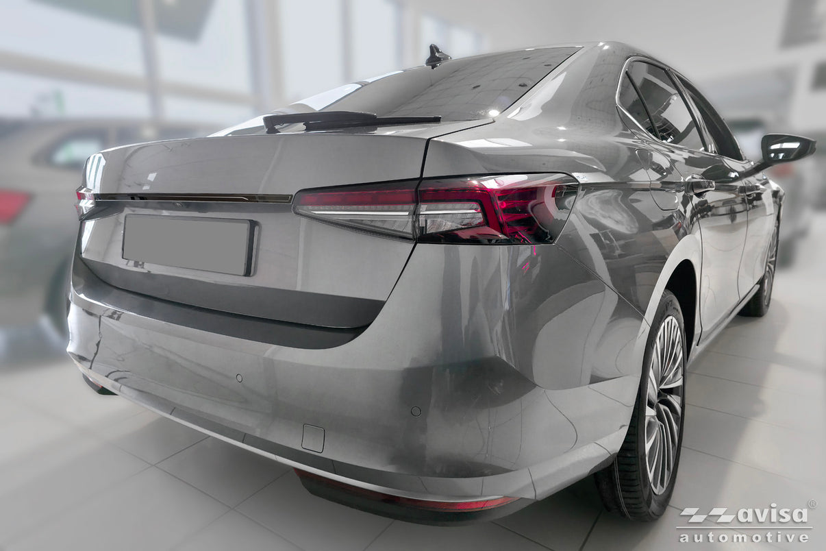 Bakluckelist Skoda Superb IV liftback 2023+ – Spegelblank svart – detaljbild 2