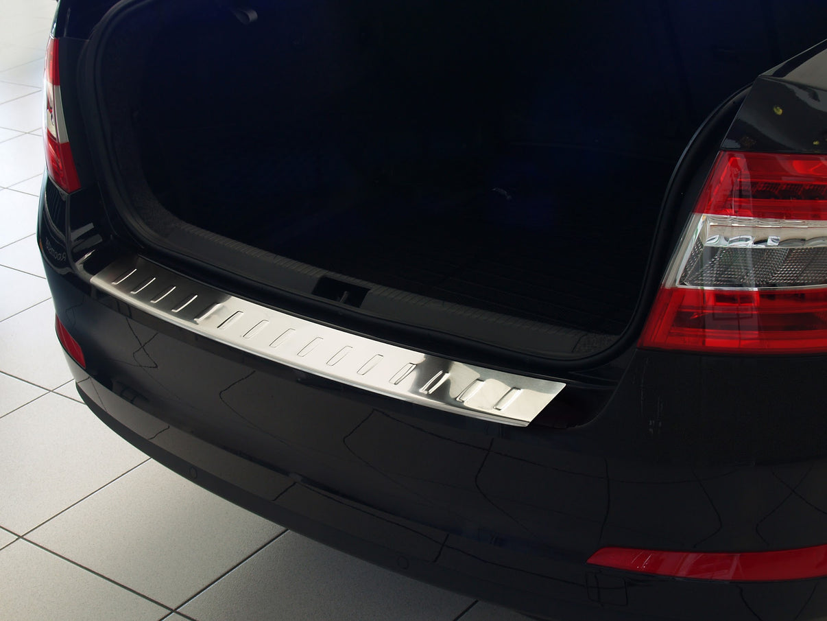 Lastskydd Skoda Octavia III liftback 2013–2016, facelift 2016–2019 – Silver satin – detaljbild 2