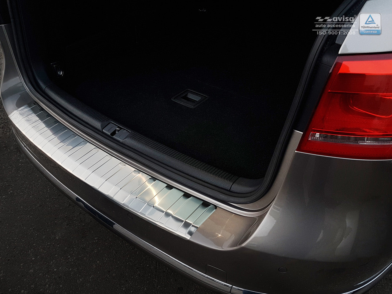 Lastskydd Volkswagen Passat B7 variant 2011–2014 – Silver satin – detaljbild 2
