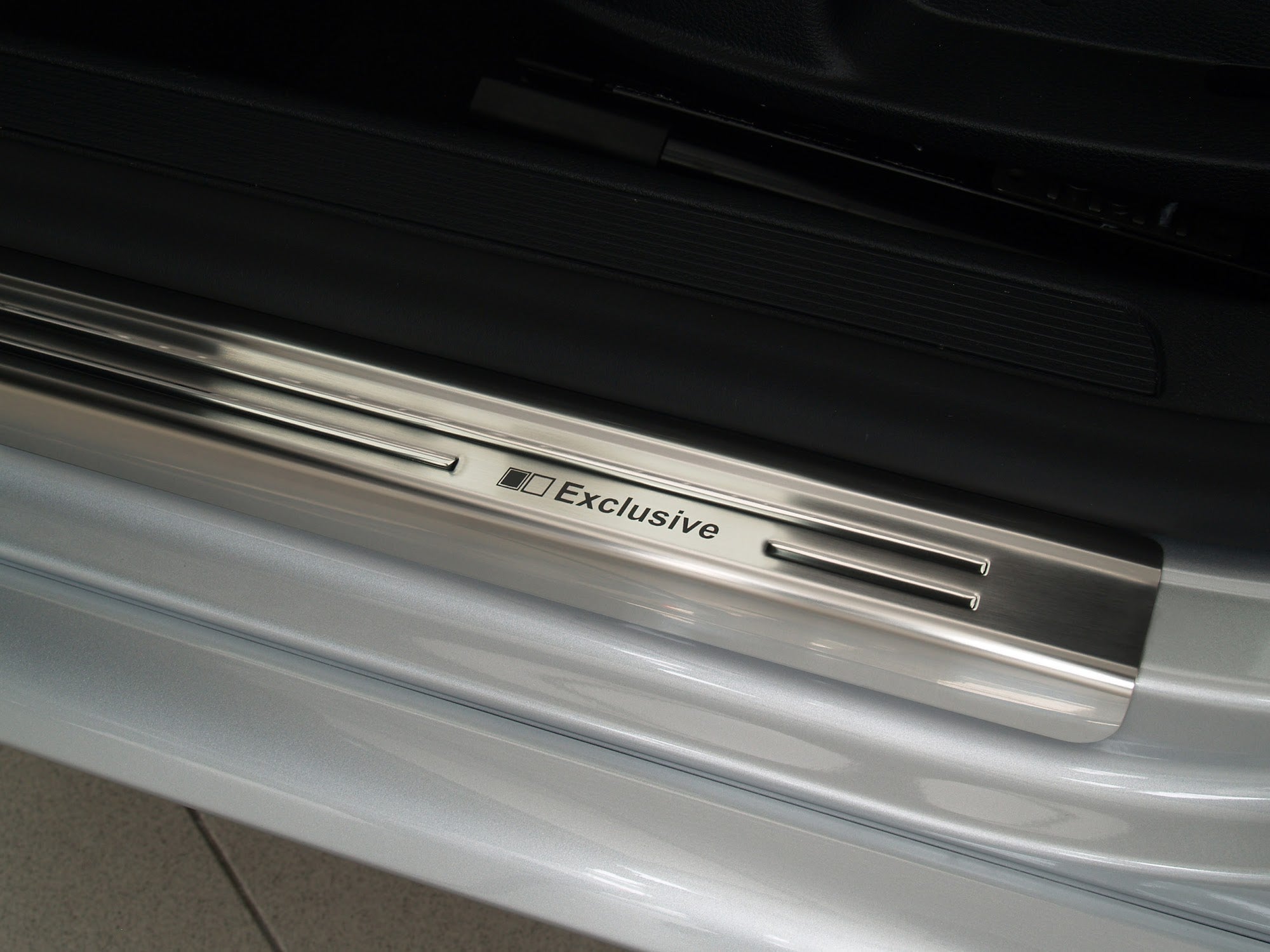 Tröskelskydd Exclusive Volkswagen Passat B6 2005–2010 / Volkswagen Passat B7 2011–2014 – Silver satin