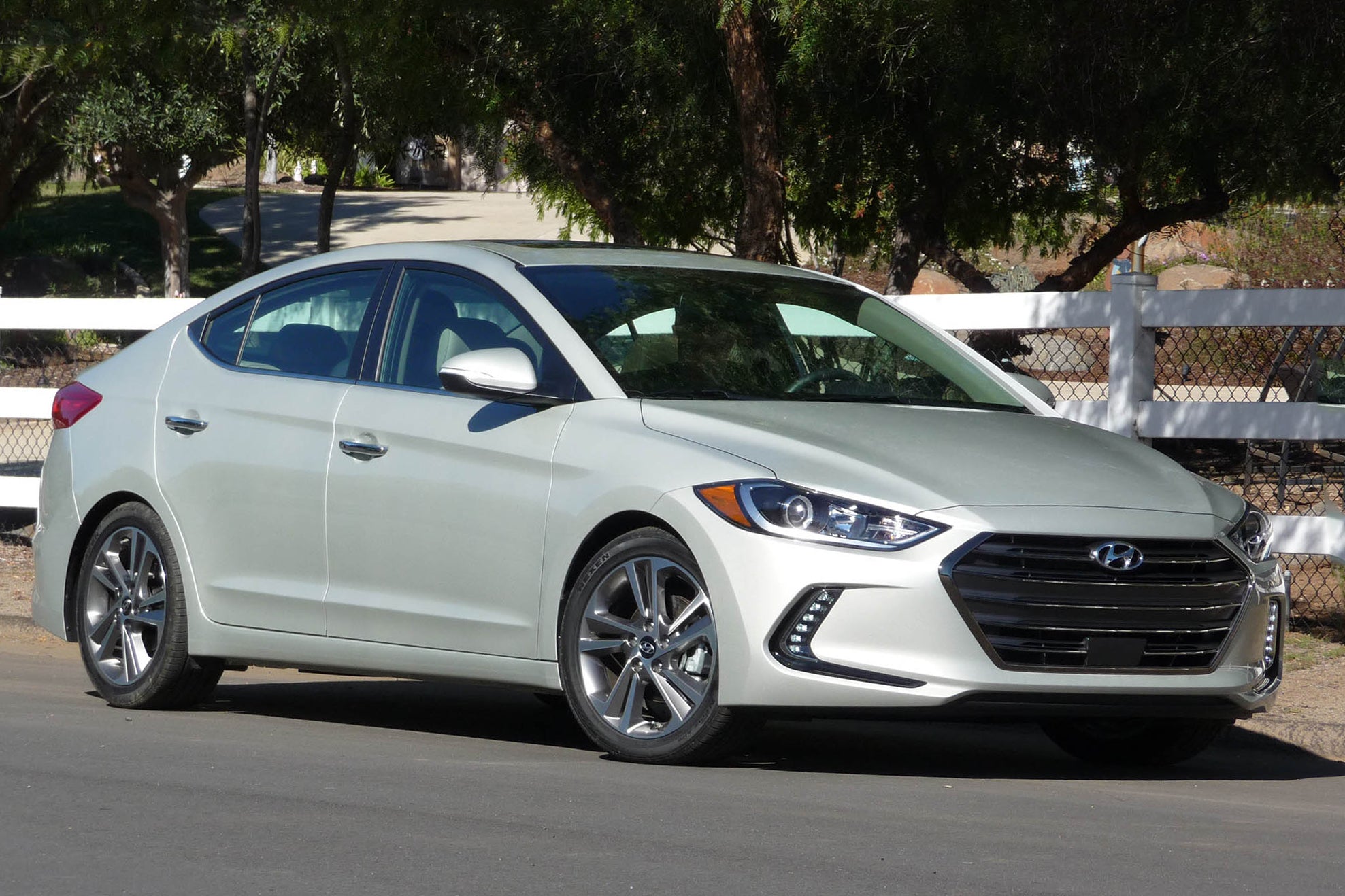 Lastskydd Hyundai Elantra VI sedan 2016–2018 – Svart – detaljbild 2