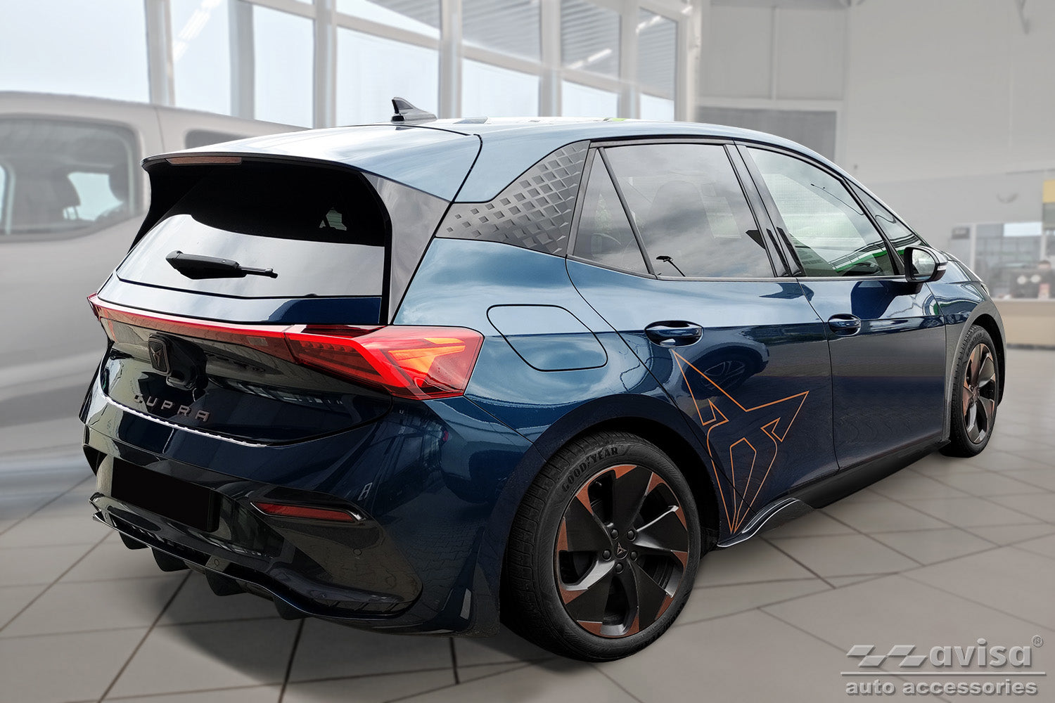 Lastskydd Cupra Born halvkombi 5-dörrars 2021+ – Silver satin – detaljbild 2