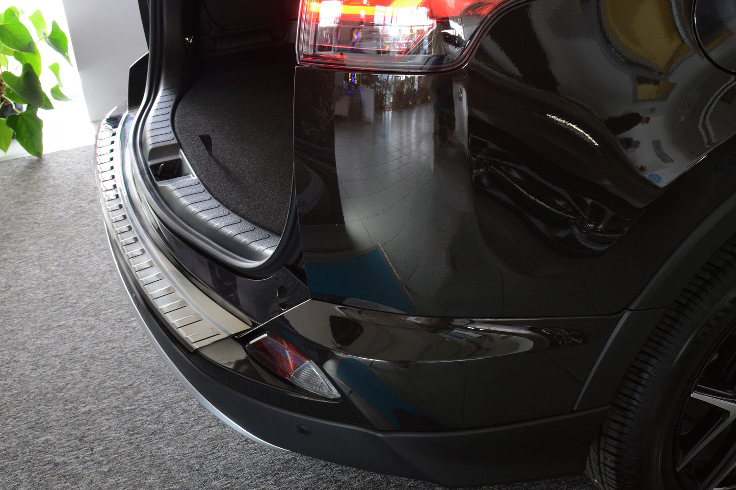Lastskydd Toyota RAV4 IV facelift 02.2016–2018 – Silver satin – detaljbild 3