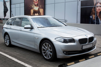 Lastskydd BMW 5 F11 touring 2010–2013, facelift 2013–2017 – Spegelblank svart – detaljbild 3