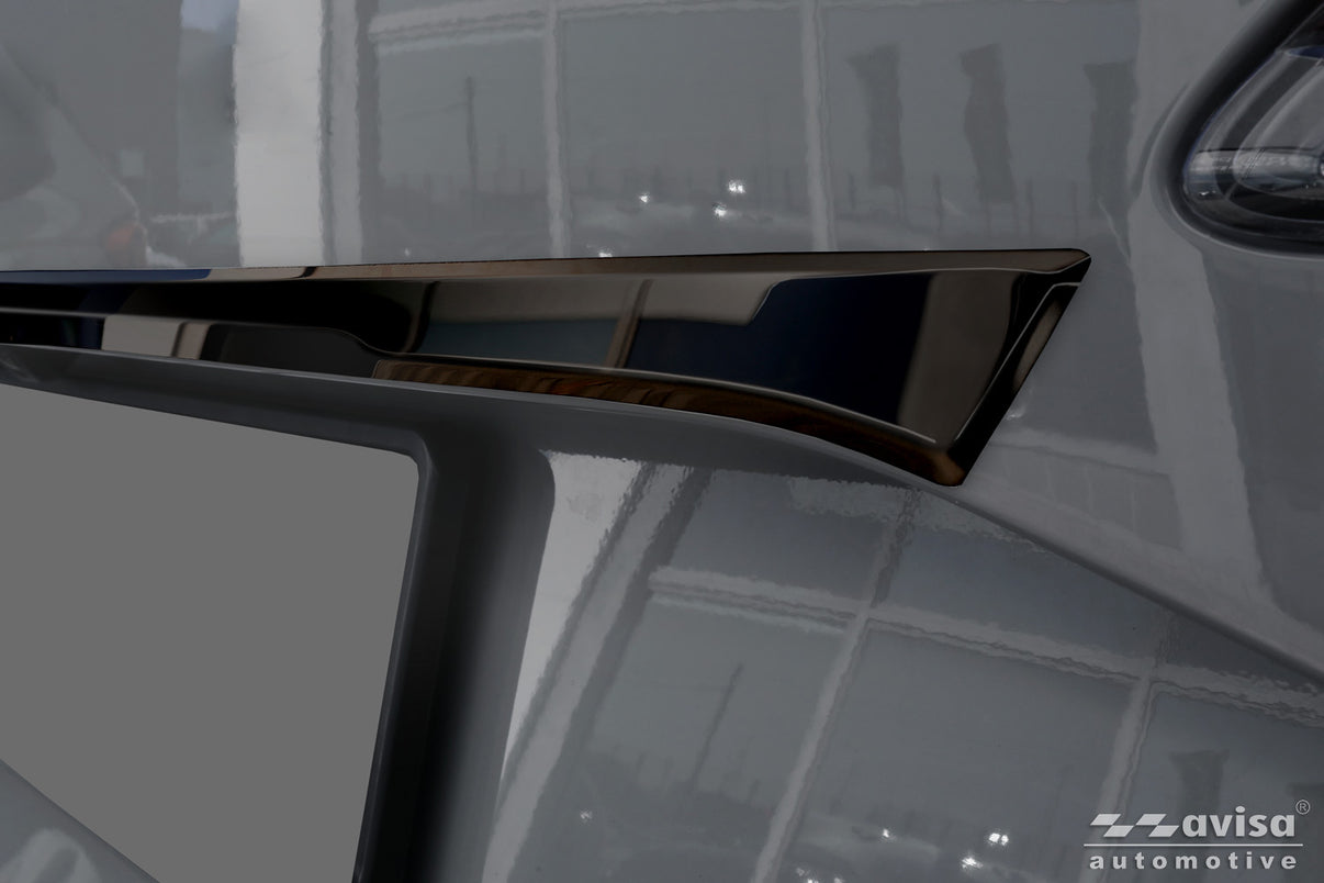 Bakluckelist Skoda Karoq facelift 2022+ – Spegelblank svart – detaljbild 3