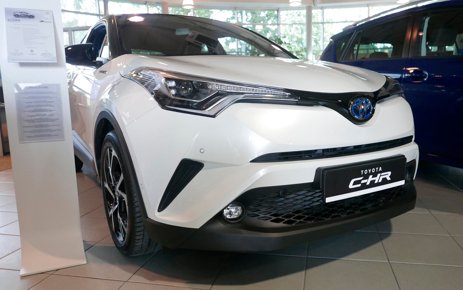 Lastskydd Toyota C-Hr crossover 2016–2019, facelift 2019–2023 – Silver satin – detaljbild 3