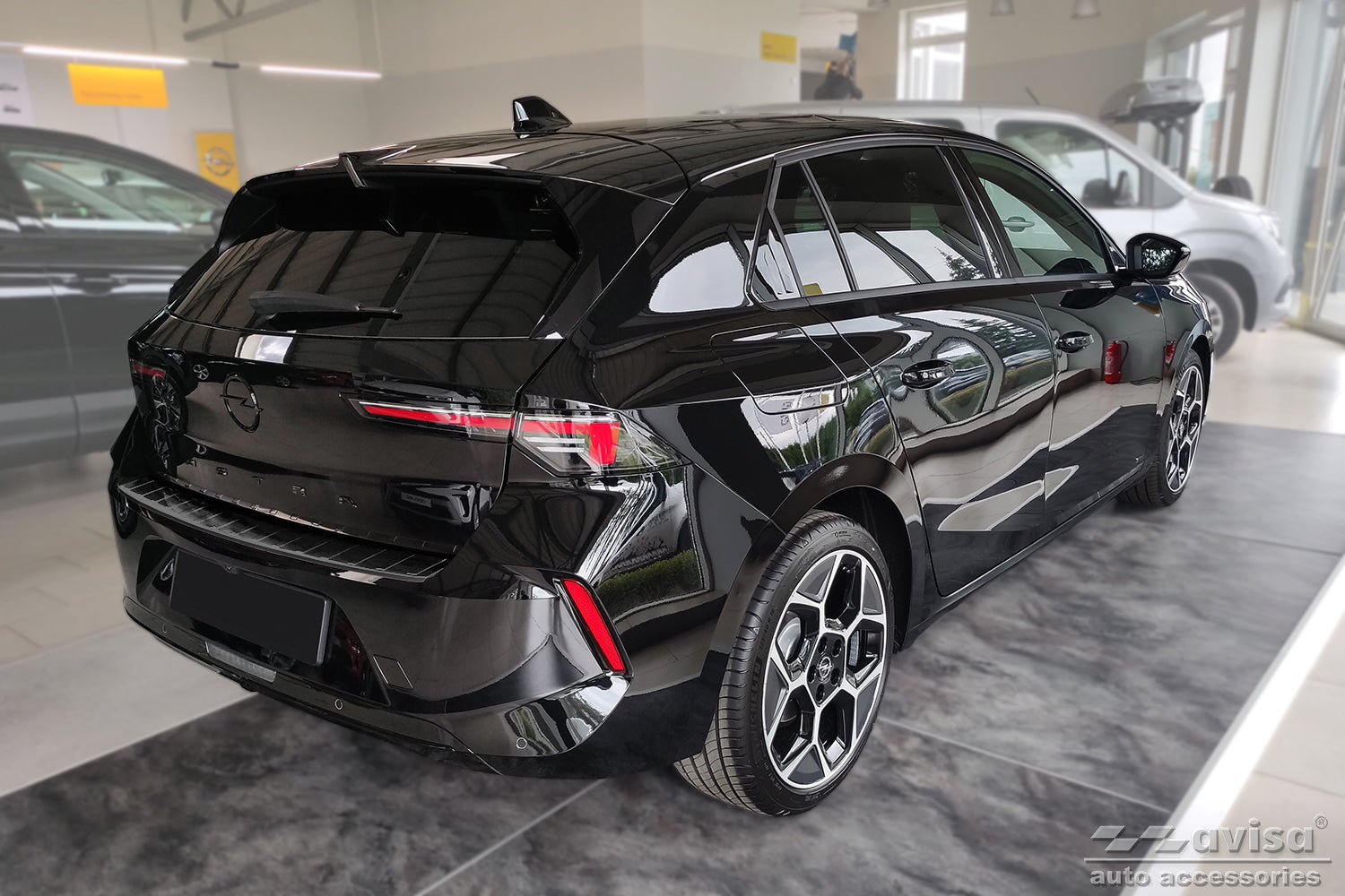 Lastskydd Opel Astra VI (L) halvkombi 2021+ – Svart – detaljbild 2