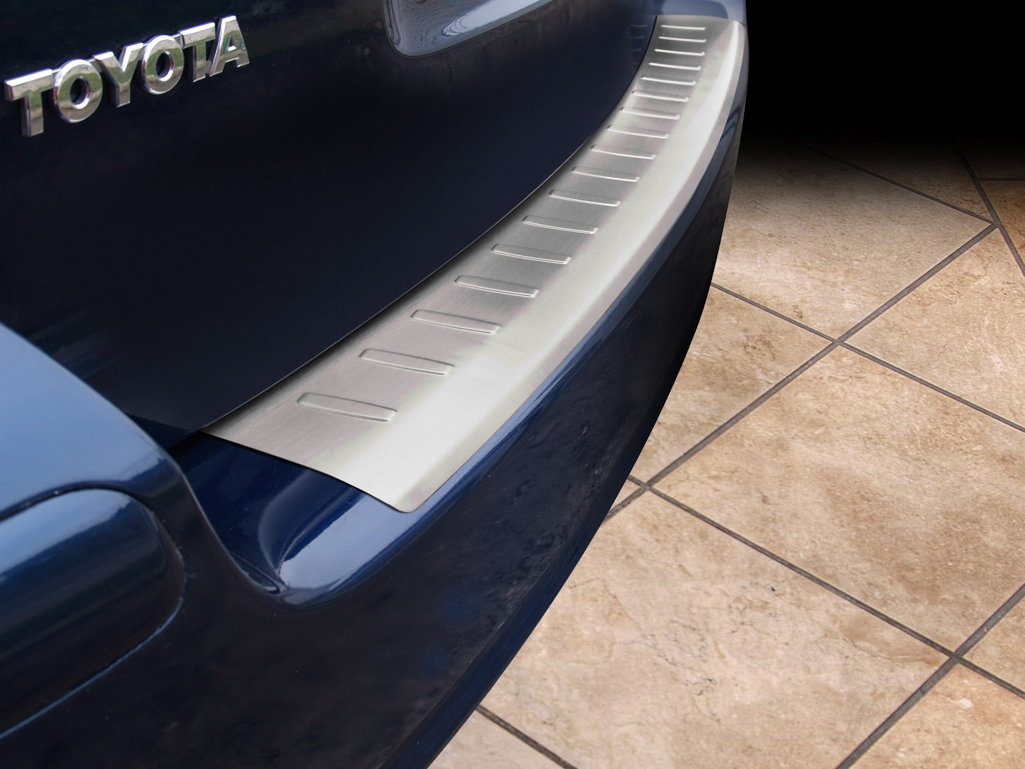 Lastskydd Toyota Avensis II Kombi 2002–2009 – Silver satin – detaljbild 3