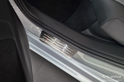 Tröskelskydd Lines Skoda Superb IV Kombi 2024+ / Volkswagen Passat B9 Variant/ R-line/ Hybrid 2024+ – Silver satin – detaljbild 2