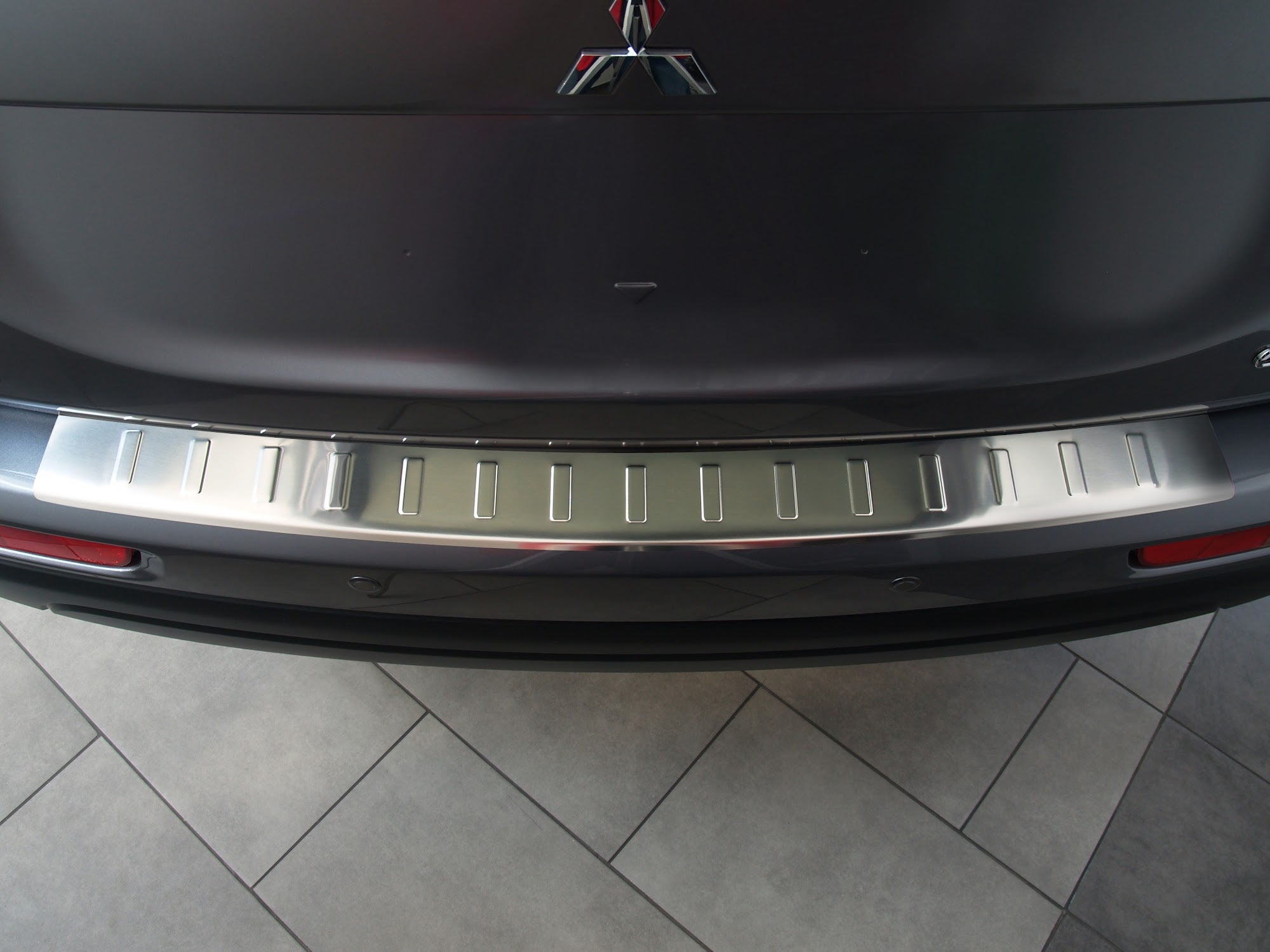 Lastskydd Mitsubishi Outlander III 2012–2015 – Silver satin – detaljbild 3