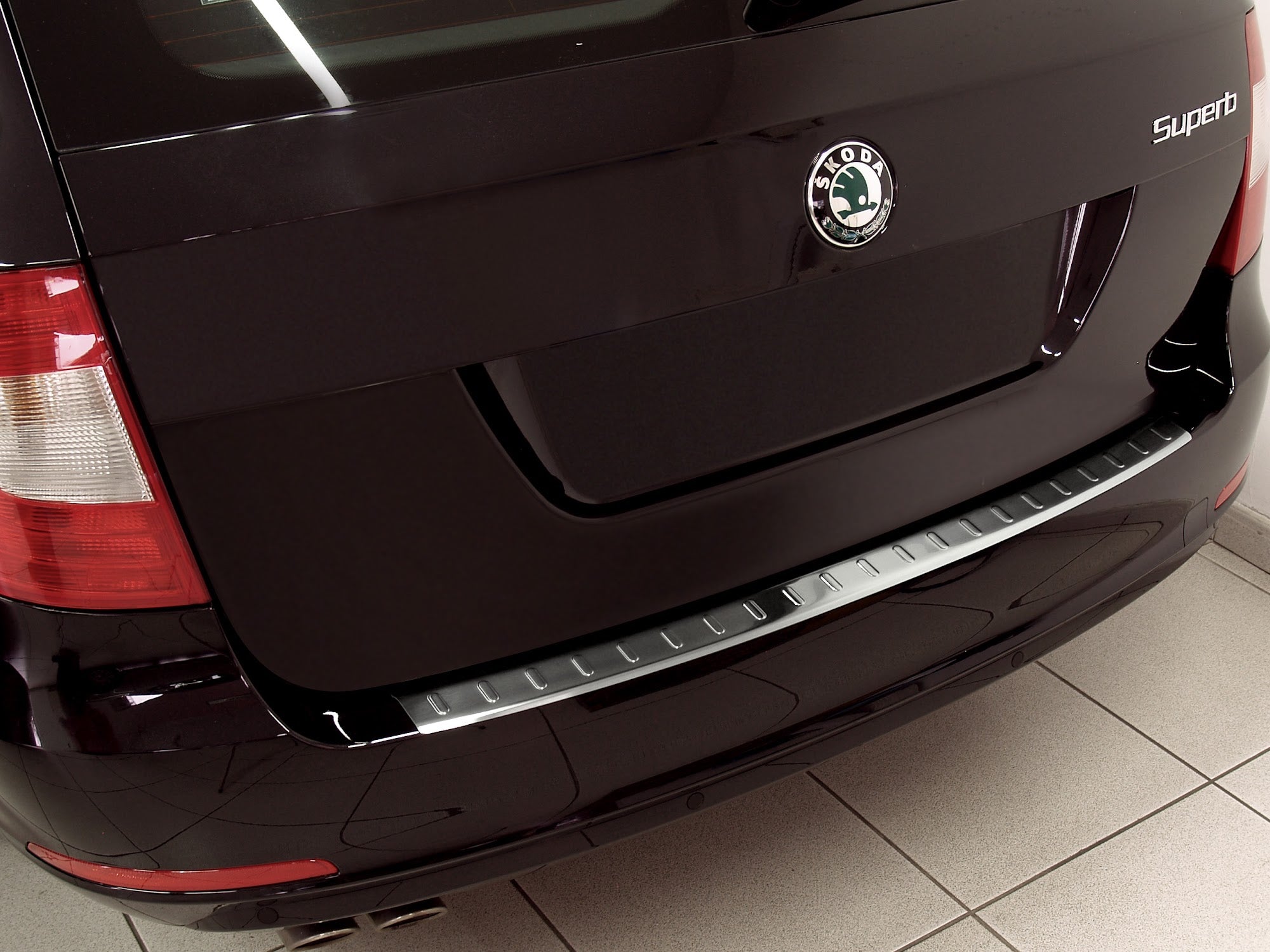 Lastskydd Skoda Superb Kombi 2009–2013 – Silver satin – detaljbild 3