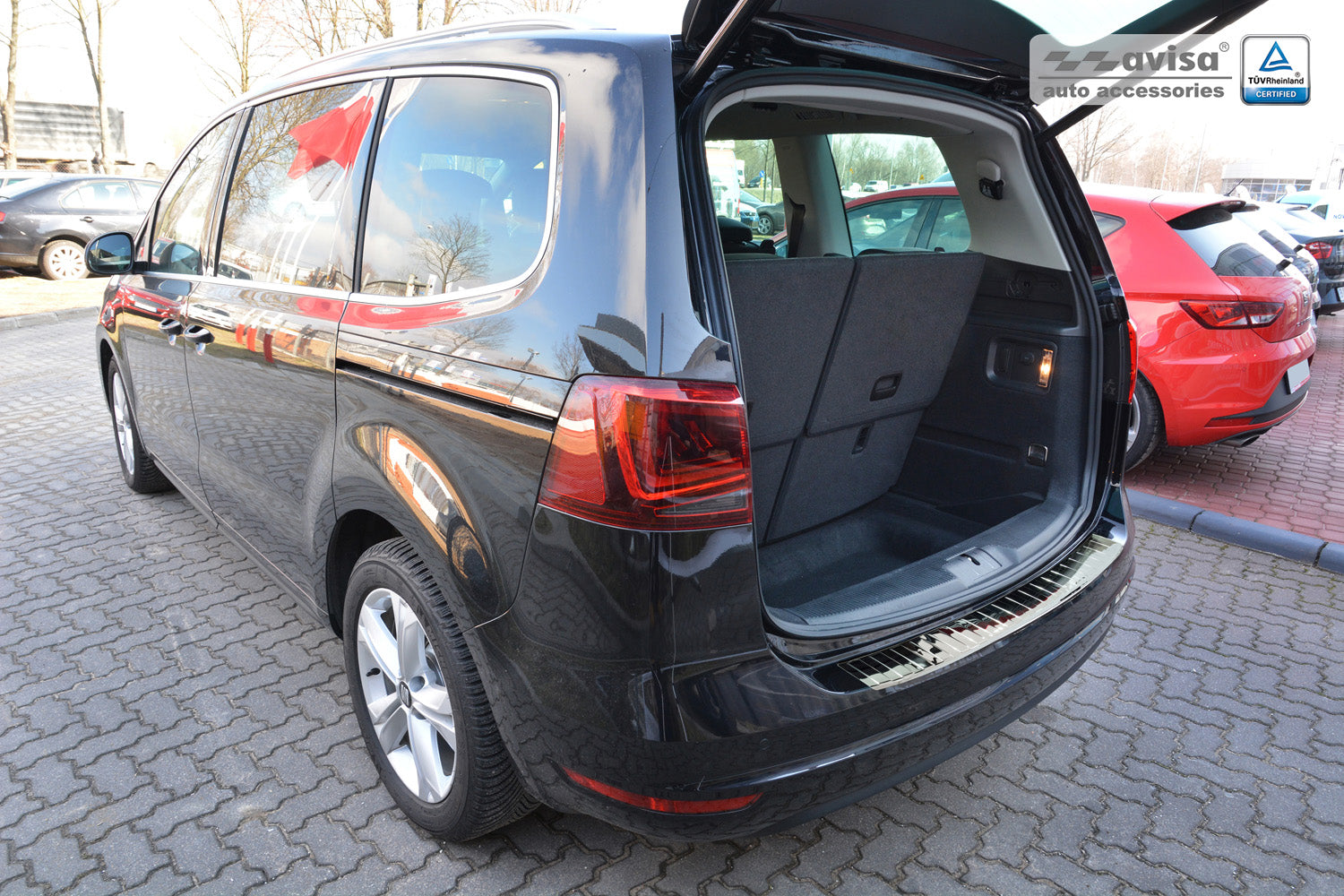 Lastskydd Seat Alhambra II 2010+ / Volkswagen Sharan II 2010+ – Spegelpolerat silver – detaljbild 3