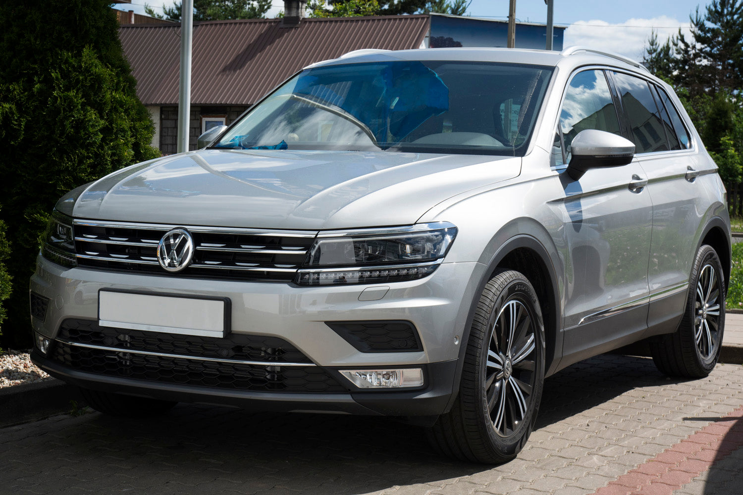 Lastskydd Volkswagen Tiguan II 2015–2020, facelift 2020+/ eHybrid 2020–2024 m.fl. – Spegelblank svart – detaljbild 3