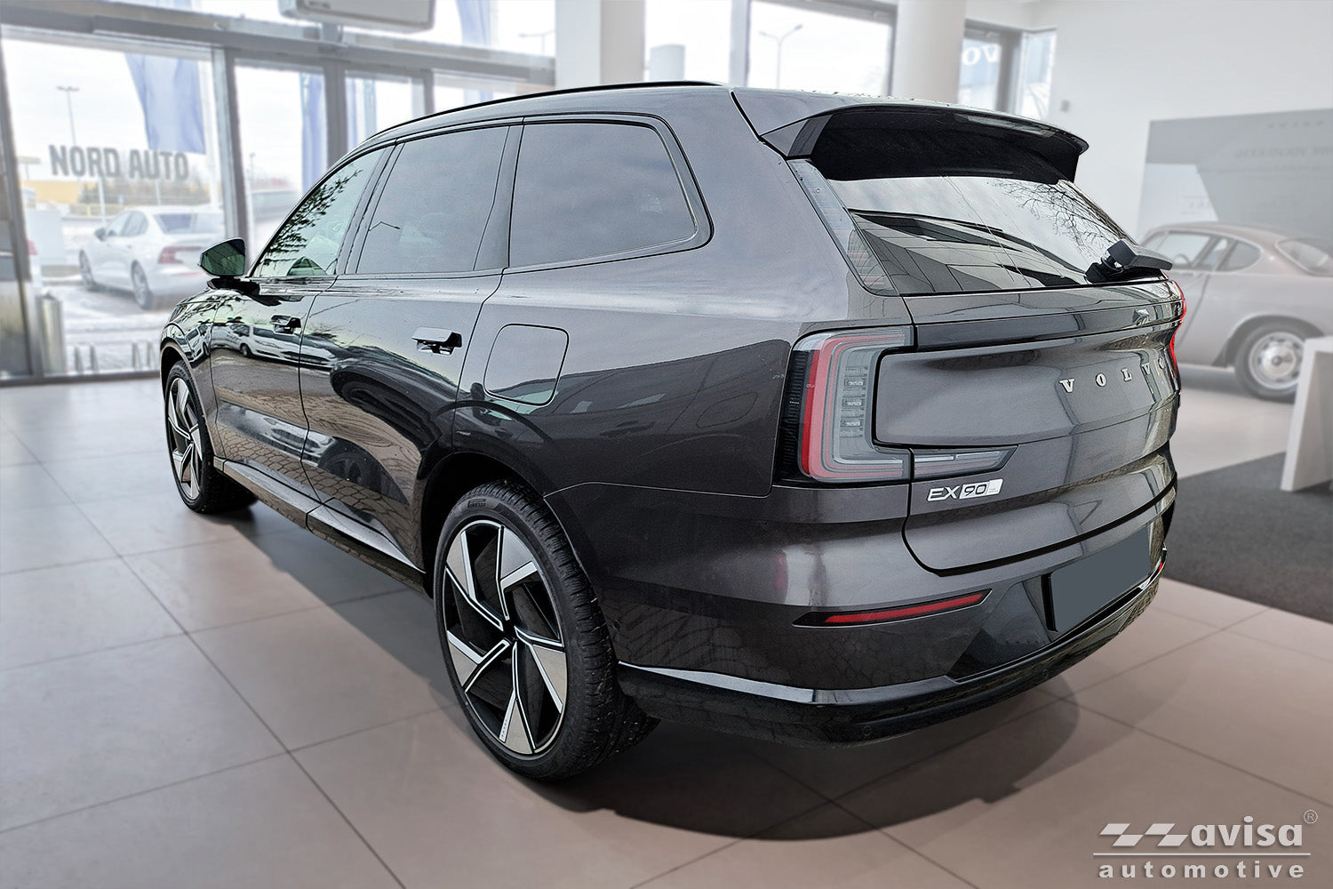 Lastskydd Volvo EX 90 2024+ – Spegelblank svart – detaljbild 2