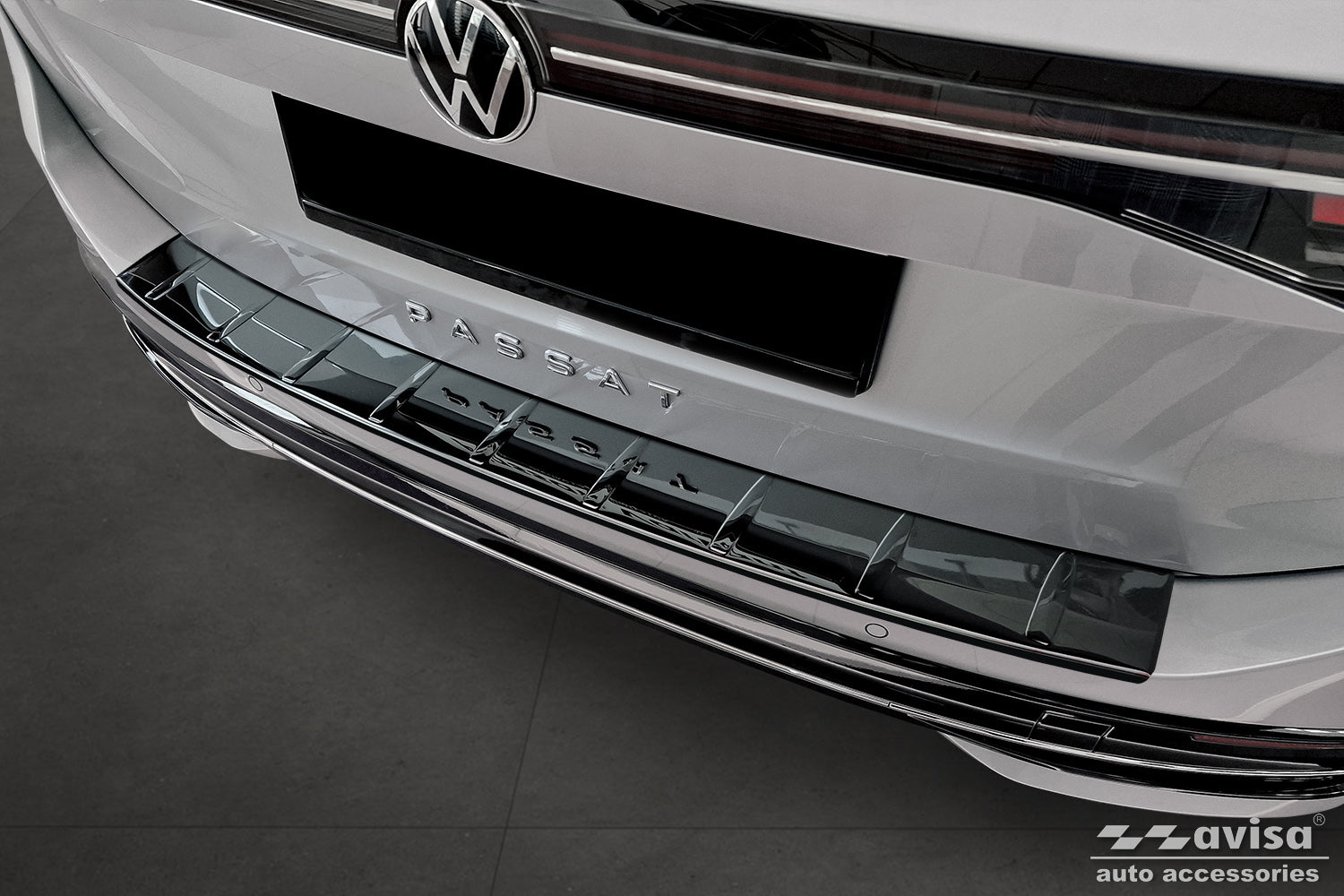 Lastskydd Volkswagen Passat B9 Variant/ R-line/ Hybrid 2024+ – Spegelblank svart – detaljbild 3