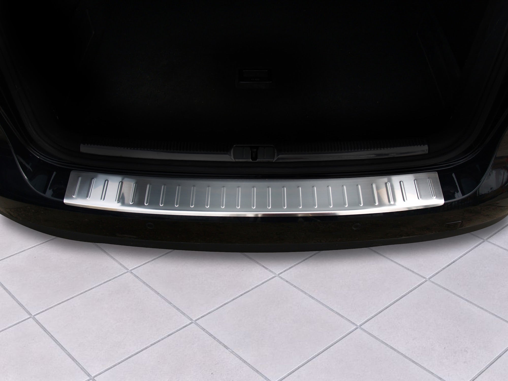 Lastskydd Volkswagen Passat B6 variant 2005–2010 – Silver satin – detaljbild 2