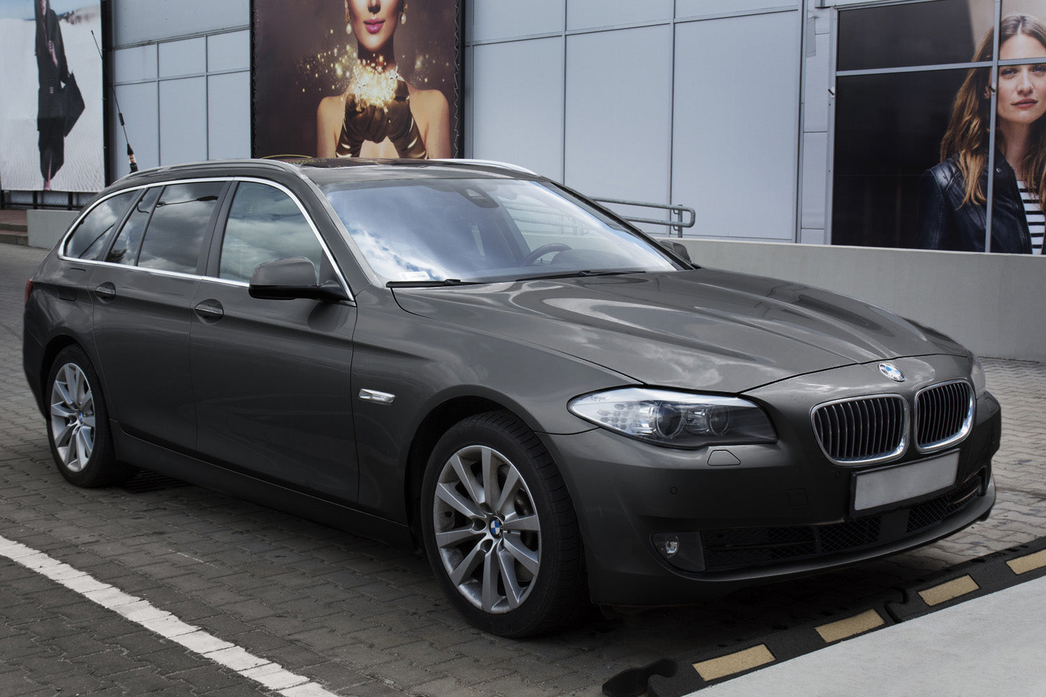 Lastskydd BMW 5 F11 touring 2010–2013, facelift 2013–2017 – Spegelblank steel, Röd&Svart Kolfiber – detaljbild 3