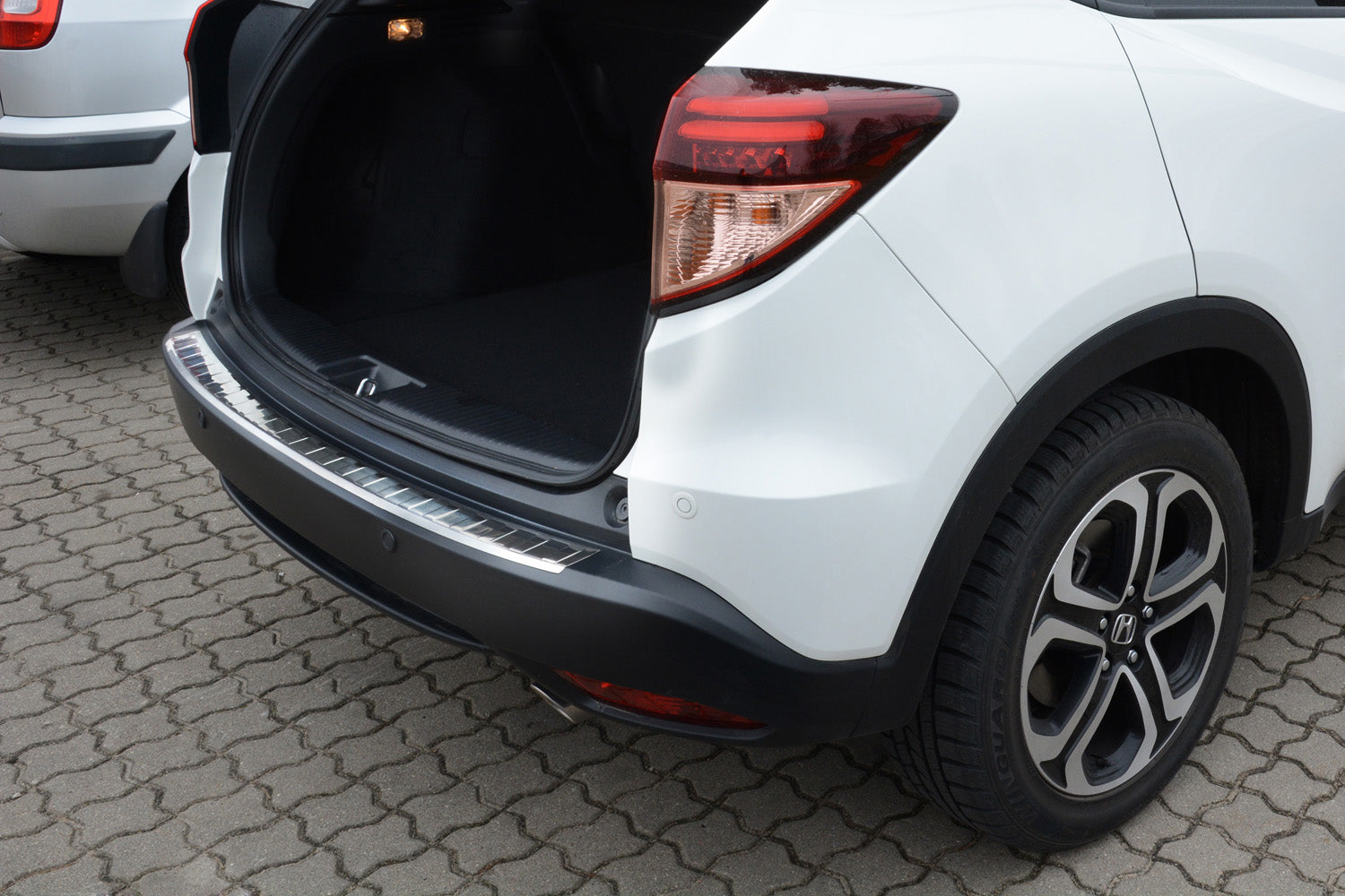 Lastskydd Honda Hr-V II 2015–2018, facelift 2018–2021 – Silver satin – detaljbild 3