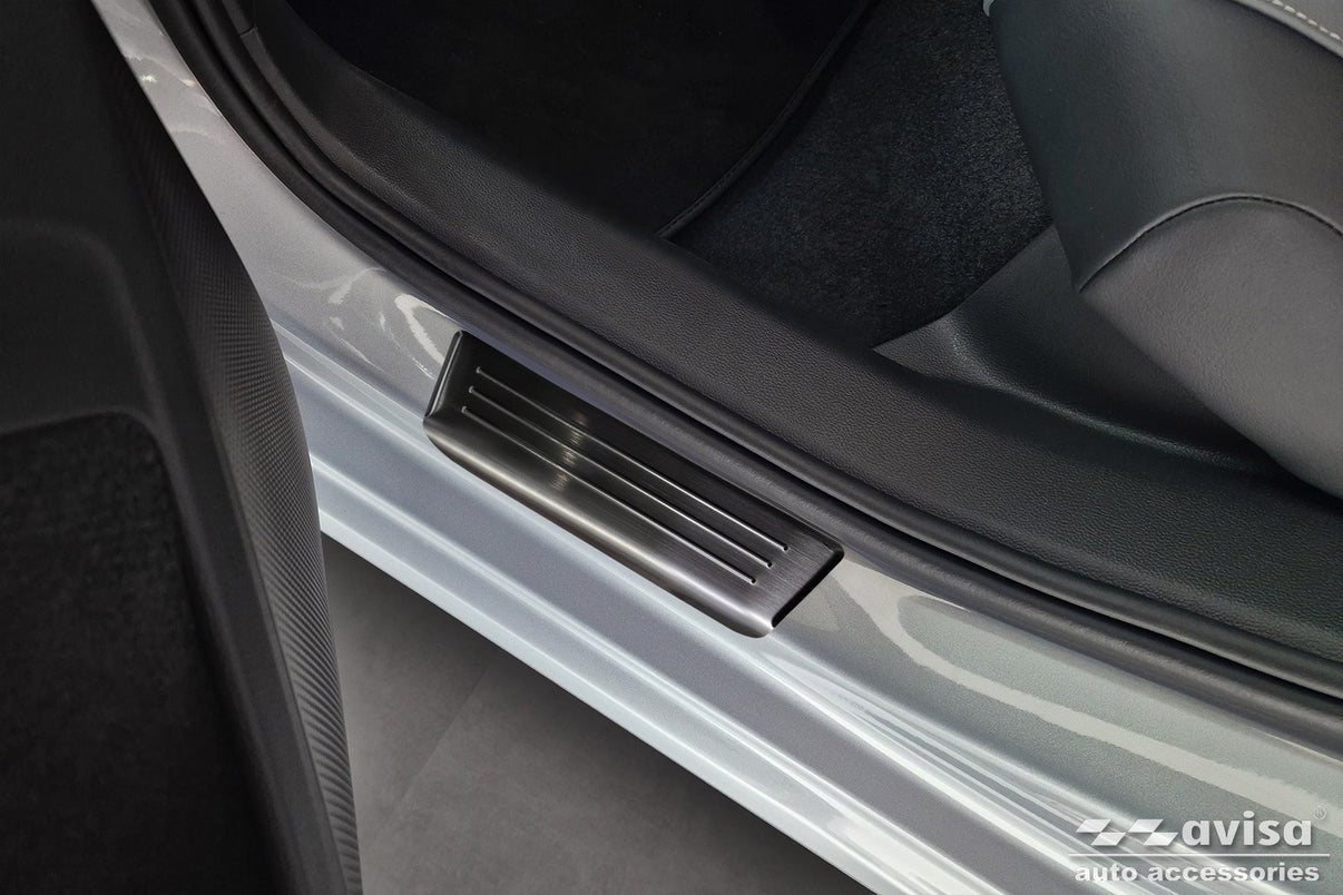 Tröskelskydd Lines Skoda Superb IV Kombi 2024+ / Volkswagen Passat B9 Variant/ R-line/ Hybrid 2024+ – Svart – detaljbild 2