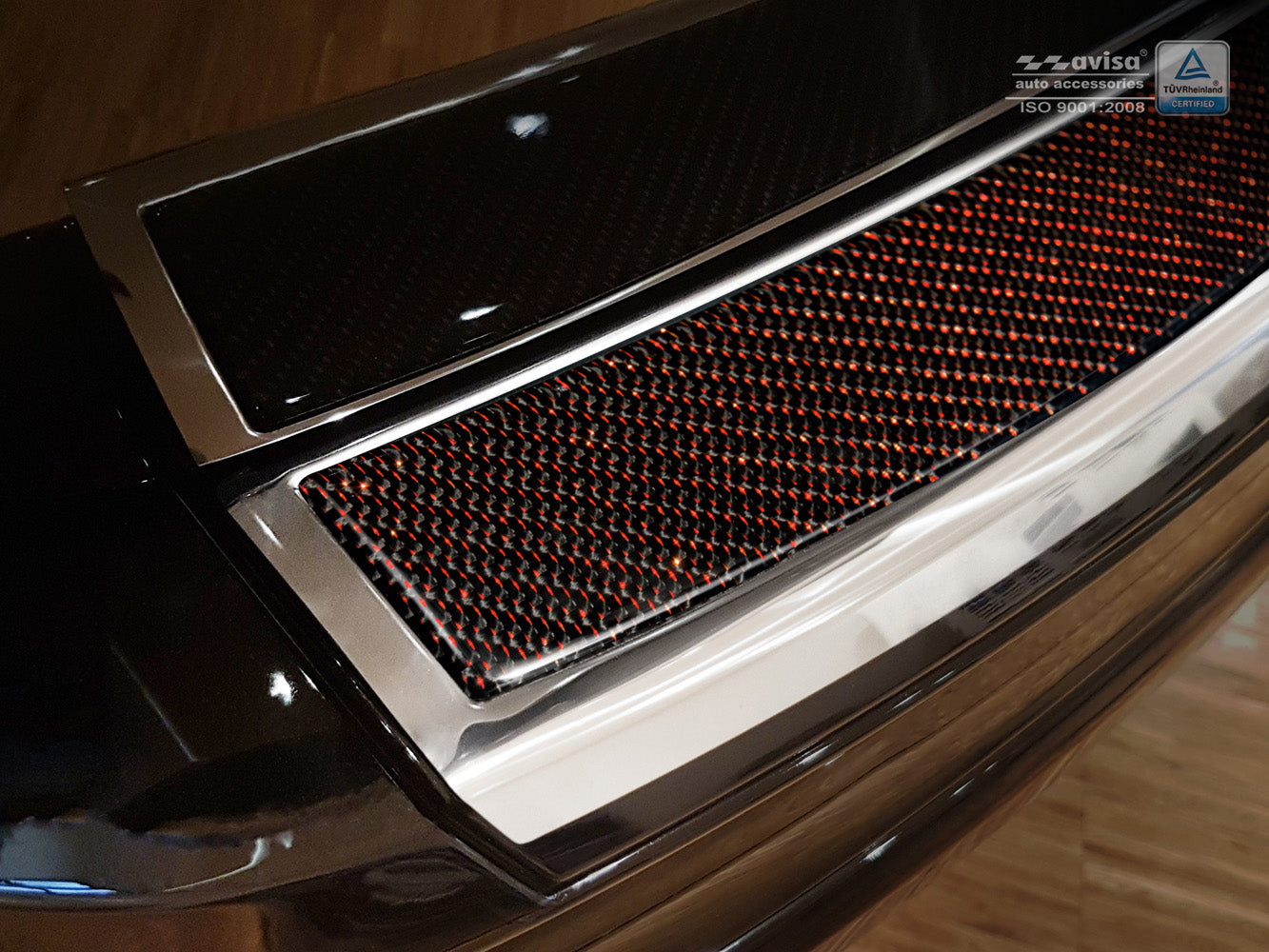 Lastskydd Volvo XC60 2013–2017 – Spegelpolerat silver, Röd Kolfiber – detaljbild 2