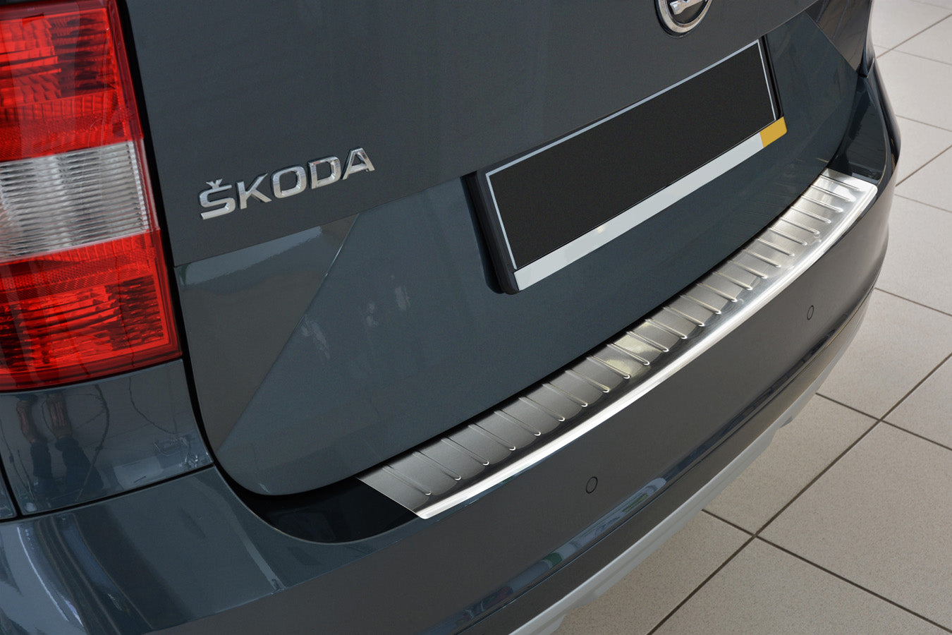 Lastskydd Skoda Yeti 4x4 outdoor version/ adventure 2013–2015, facelift 2015+ – Silver satin – detaljbild 2