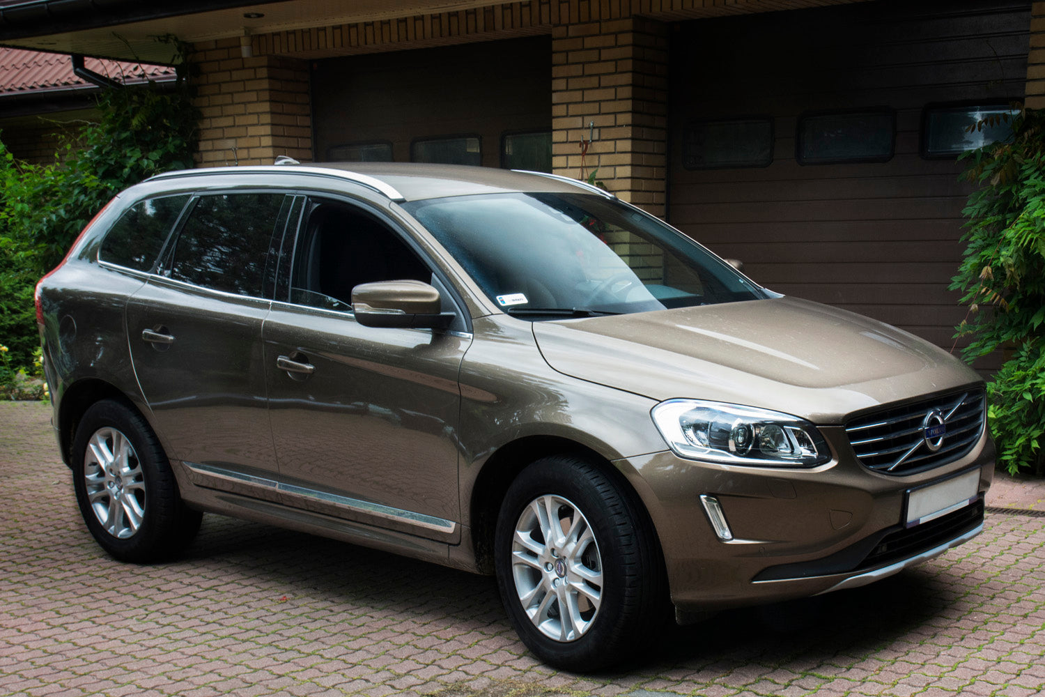 Lastskydd Volvo XC60 2013–2017 – Spegelpolerat silver, Röd Kolfiber – detaljbild 3
