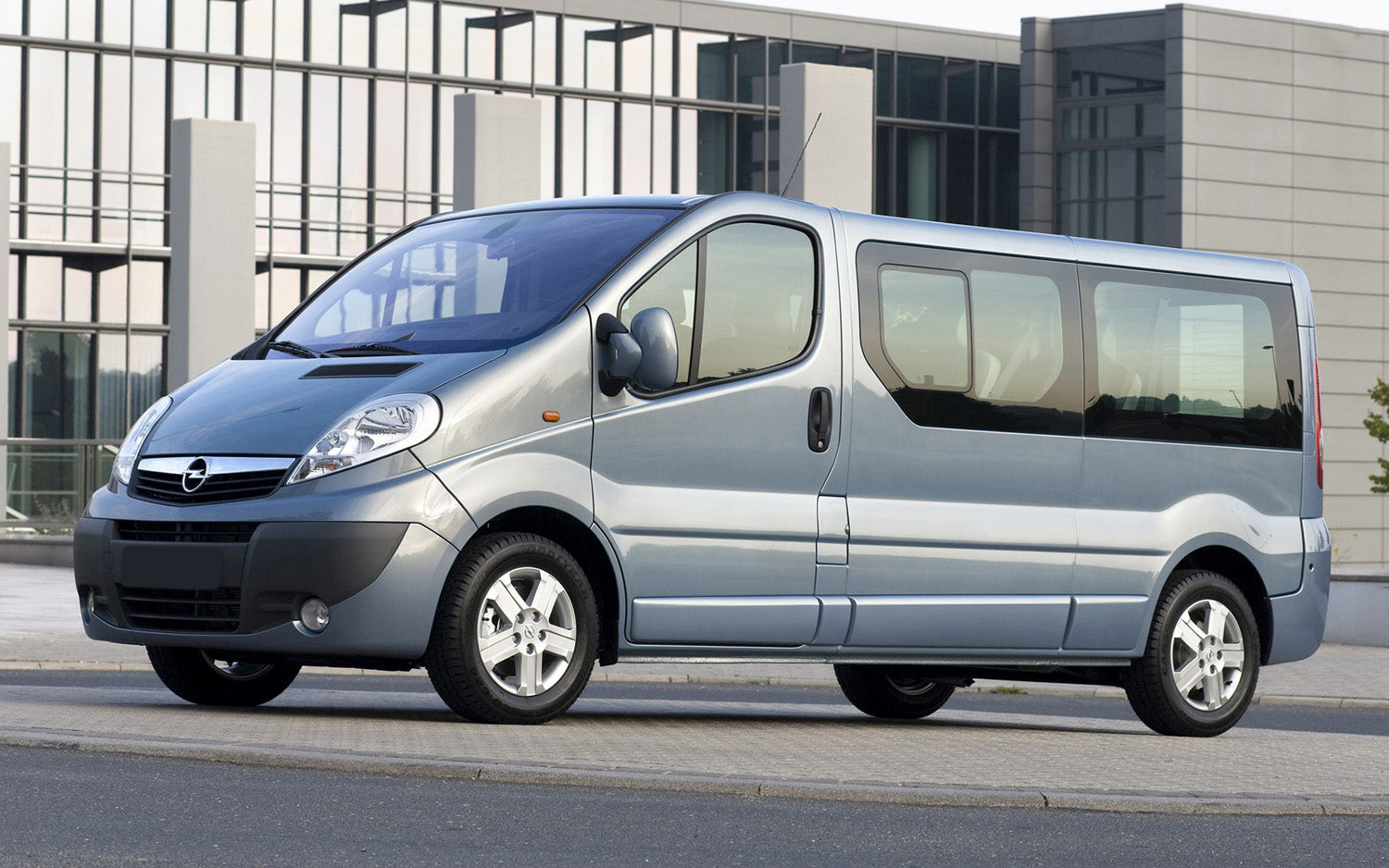 Lastskydd Nissan Primastar 2001–2014 / Opel Vivaro I 2001–2014 / Renault Trafic II 2001–2014 – Silver satin – detaljbild 2