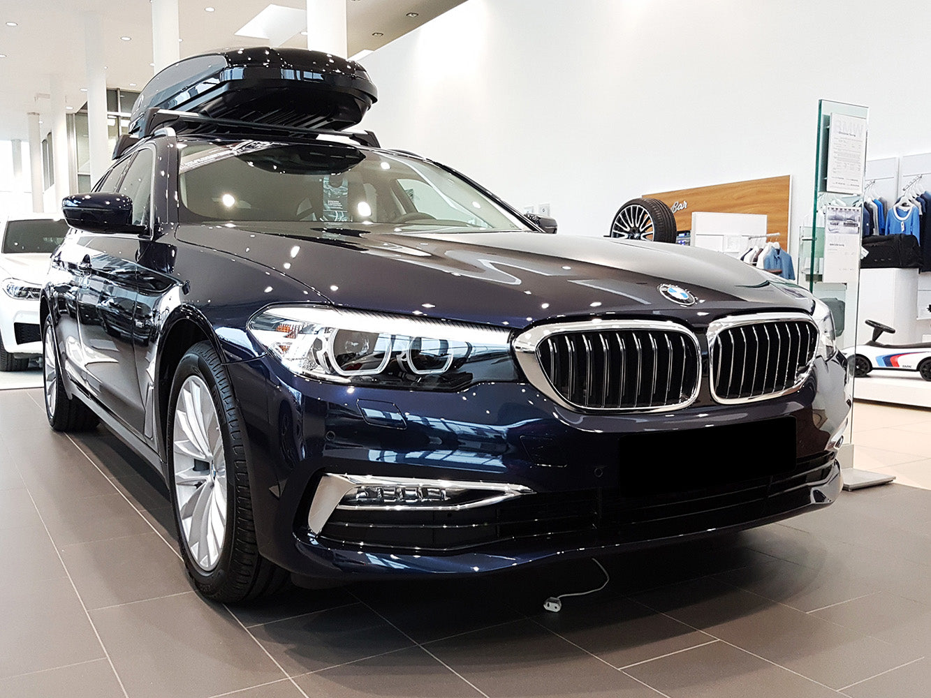 Lastskydd BMW 5 G31 touring 2017–2020 (utan M-paket) / BMW 5er Touring Luxury Line 2017–2020 – Silver satin – detaljbild 3