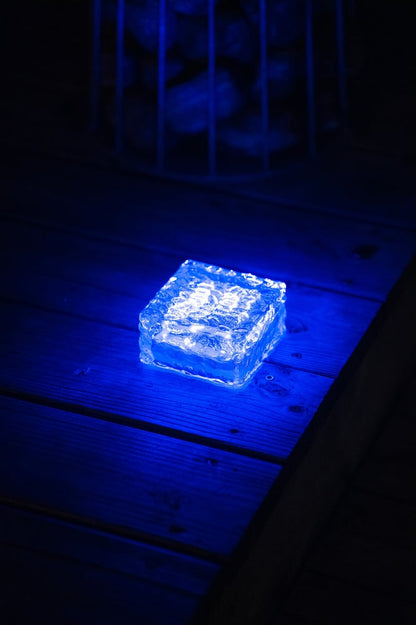 förpackning och medföljande tillbehör till Solcellslampan The Cube – Xenonkungen