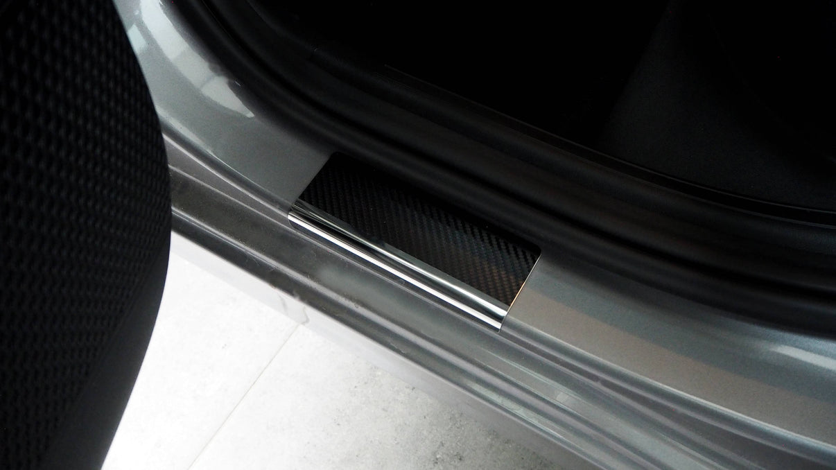 Tröskelskydd Hyundai Elantra VII 2021+ – kolfiber-look