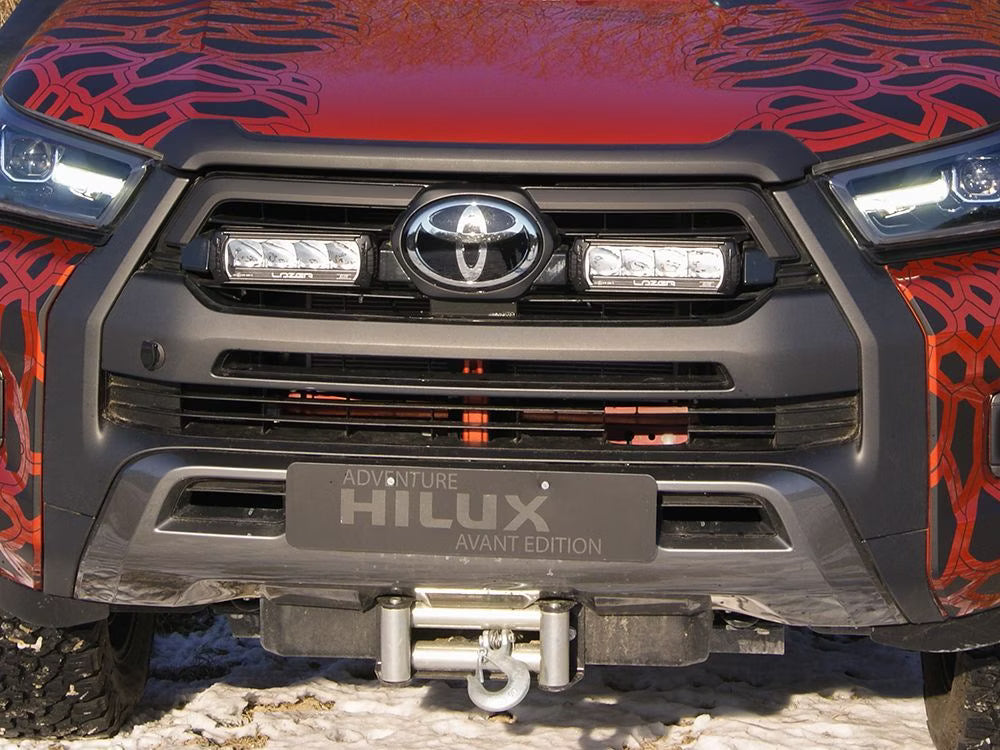Grillkit extraljus Triple-R 750 Gen2 – Toyota Hilux Invincible-X 2021 – detaljbild