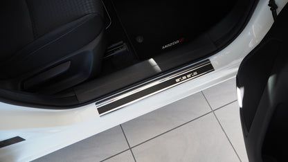 Tröskelskydd till Mazda 2 III 2015+ – Kolfiber-look (stål)