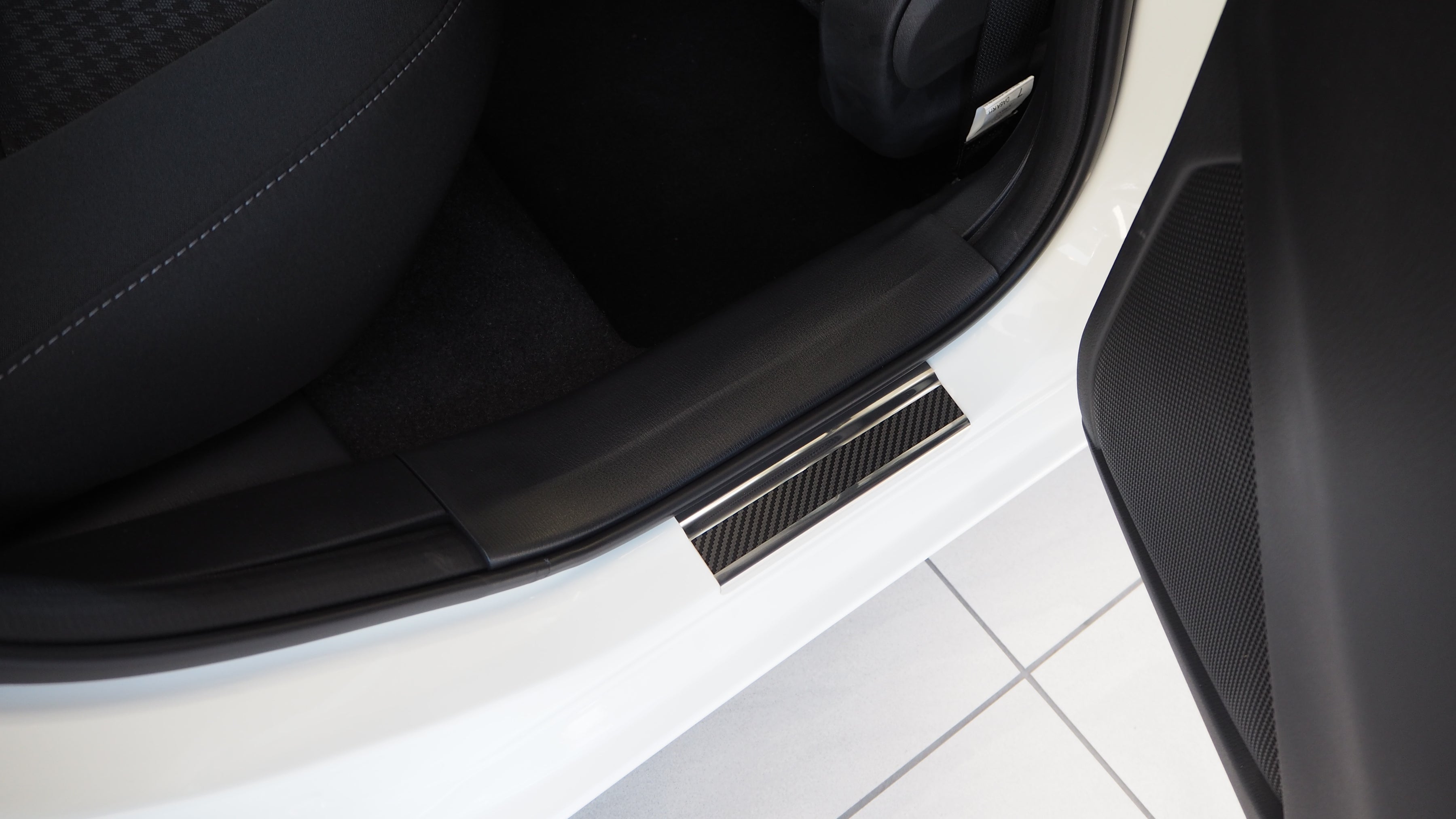 Tröskelskydd till Mazda 2 III 2015+ – Kolfiber-look (stål)
