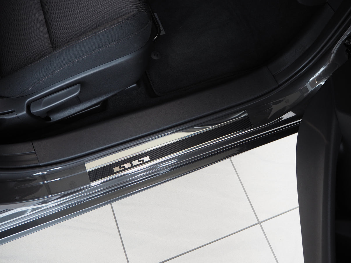 Tröskelskydd till Mazda 3 IV 2019+ – Kolfiber-look (stål)