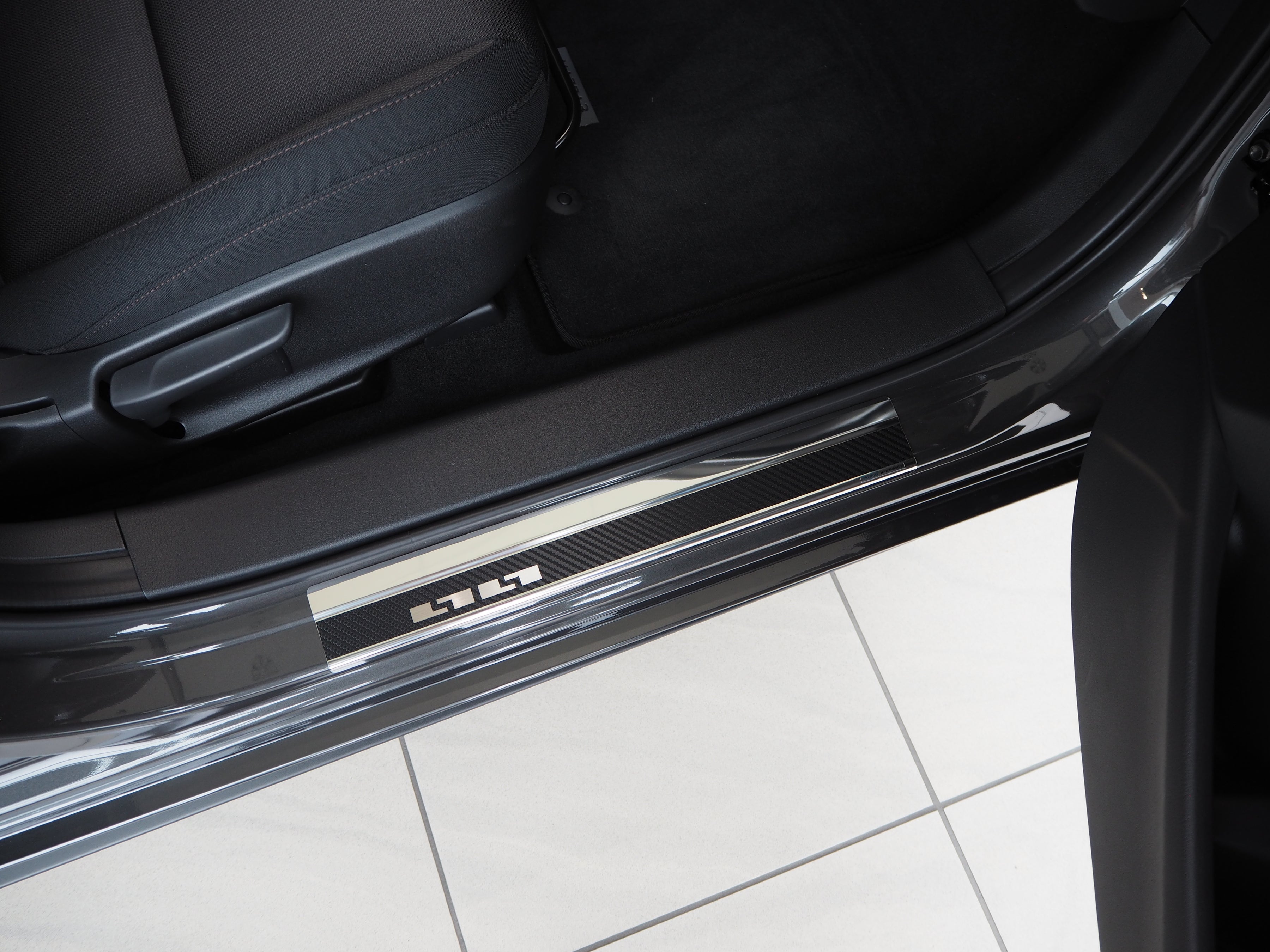 Tröskelskydd till Mazda 3 IV 2019+ – Kolfiber-look (stål)