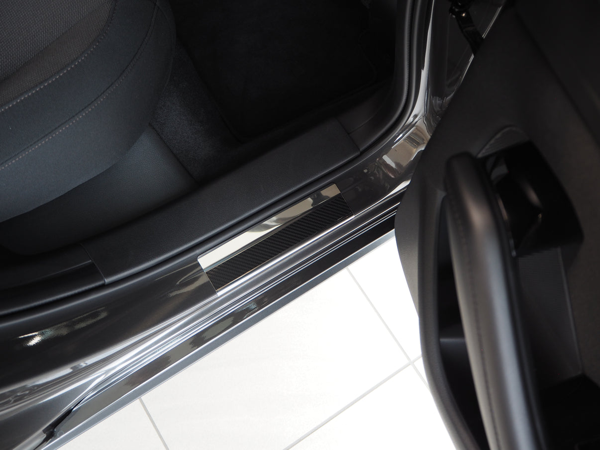 Tröskelskydd Mazda 3 IV 2019+ – kolfiber-look Stål