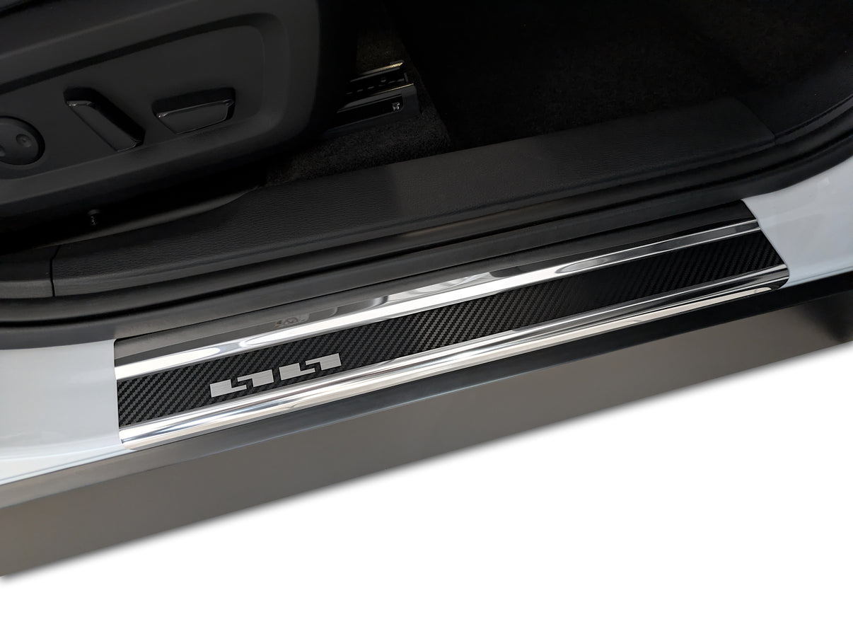 Tröskelskydd Mitsubishi Outlander IV 2025+ – kolfiber-look