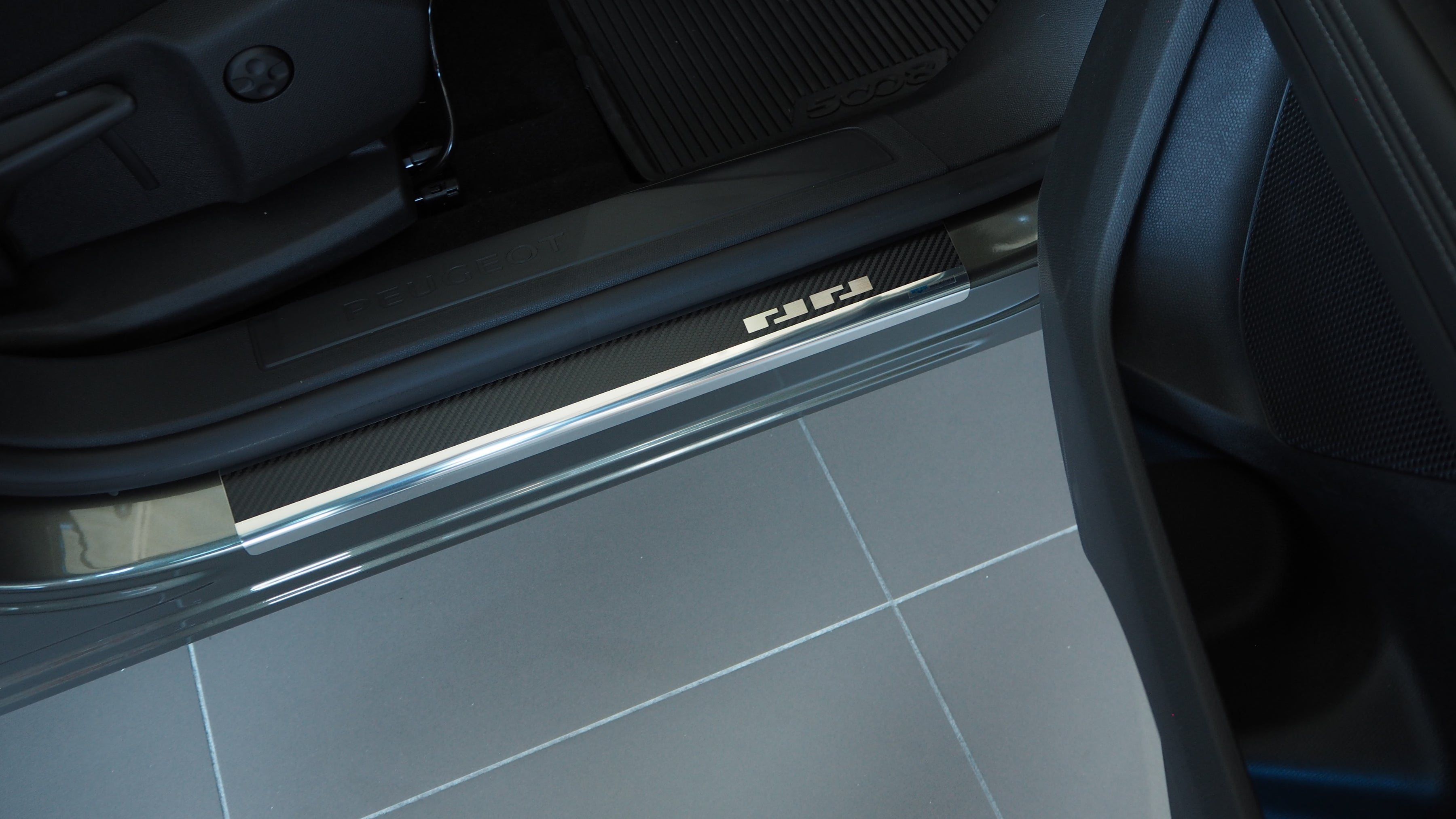 Tröskelskydd Peugeot 5008 II 2017–2024 – kolfiber-look (stål)