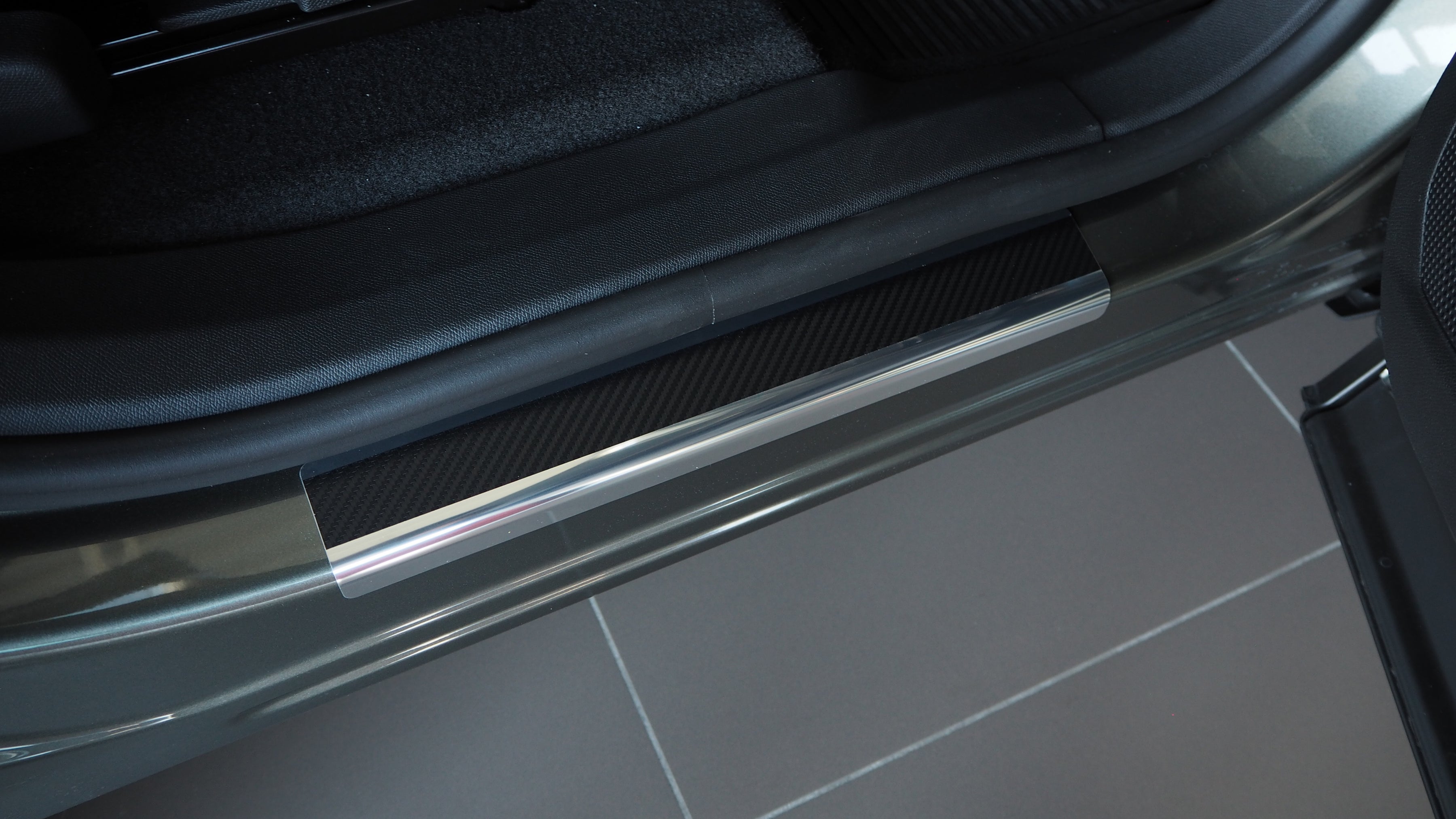 Tröskelskydd Peugeot 5008 II 2017–2024 – kolfiber-look (stål)