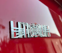 produktbild framifrån visande Tesla Plaid Emblem/Badge Silver – TESLA