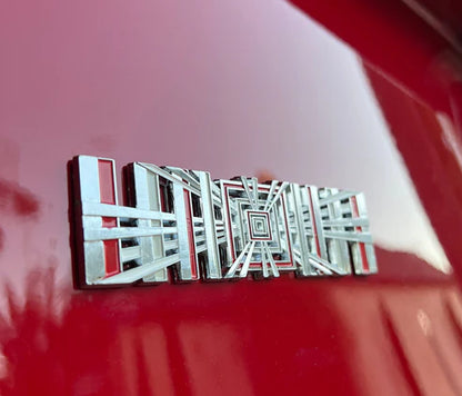 produktbild framifrån visande Tesla Plaid Emblem/Badge Silver – TESLA
