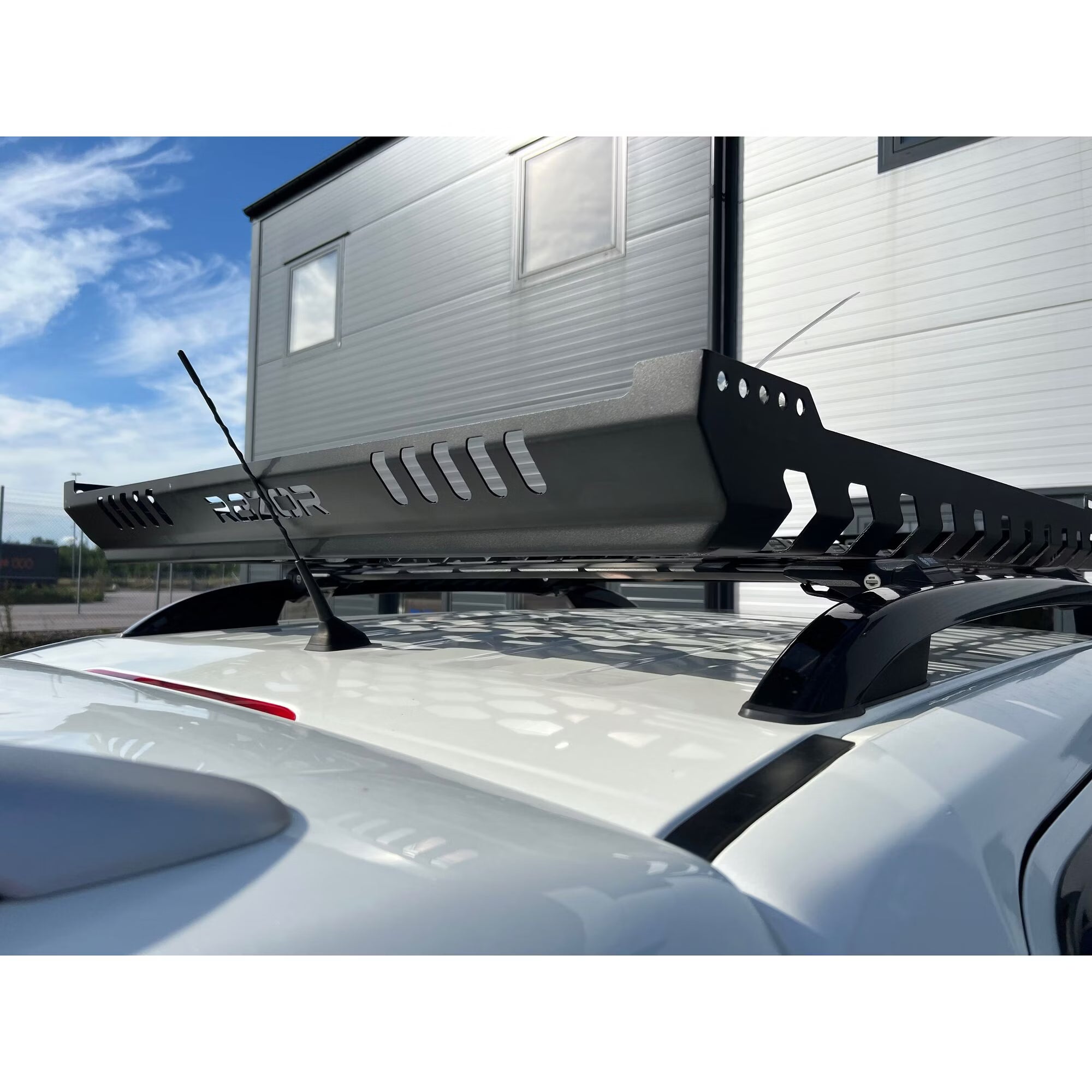 Takkorg Razor – Svartlackerad – För pickup & SUV – Fästen för LED-ramp – detaljbild