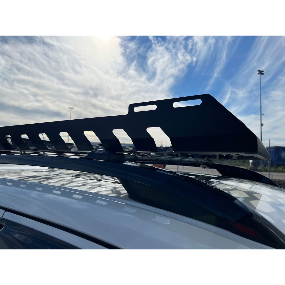 Takkorg Razor – Svartlackerad – För pickup & SUV – Fästen för LED-ramp – närbild