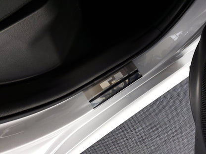 Tröskelskydd till Toyota Yaris IV 5D/Yaris Cross/Mazda 2 Hybrid 2020+ – 4-pack rostfritt stål Alu-Frost – närbild detaljer