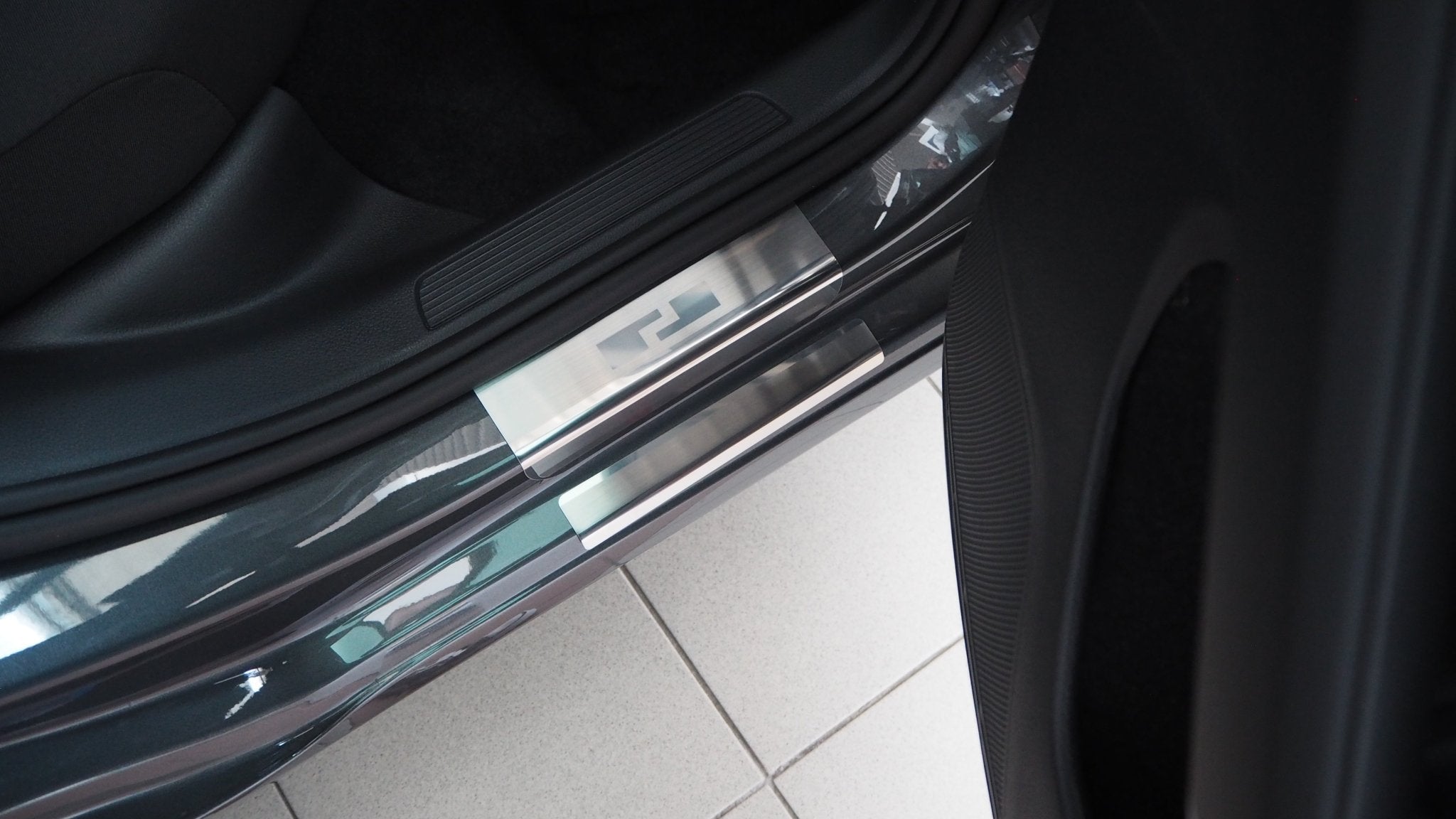 Tröskelskydd till VW Golf VII 5D / Kombi 2012–2019 – 4-pack rostfritt stål | Alu-Frost – närbild detaljer | Alu-Frost