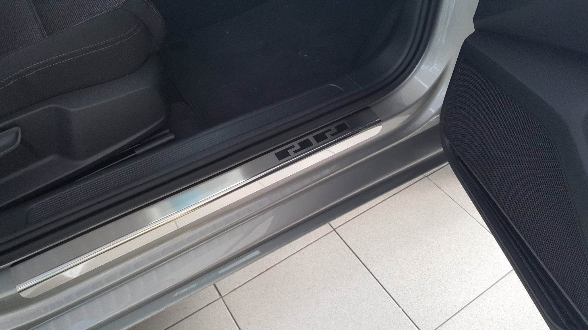 Tröskelskydd till VW Passat B8 2014–2023 – 4-pack rostfritt stål | Alu-Frost – närbild detaljer | Alu-Frost