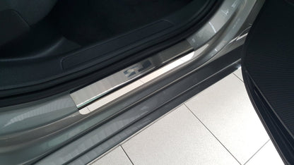 Tröskelskydd till VW Passat B8 2014–2023 – 4-pack rostfritt stål | Alu-Frost – produktbild framifrån | Alu-Frost